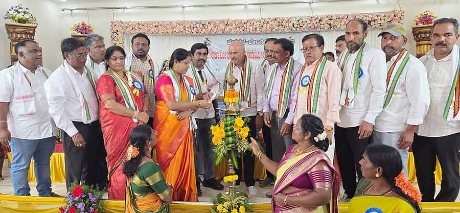 ಬೇಲೂರಿನಲ್ಲಿ ಪುರಸಭೆಯಿಂದ ಆಯೋಜಿಸಿದ್ದ ಪೌರಕಾರ್ಮಿಕರ ದಿನಾಚರಣೆಯನ್ನು ಶಾಸಕ ಎಚ್.ಕೆ. ಸುರೇಶ್ ಉದ್ಘಾಟಿಸಿದರು.