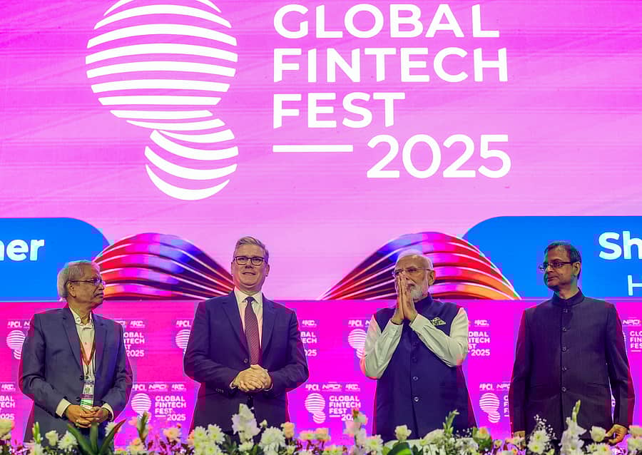 <div class="paragraphs"><p>ಮುಂಬೈನಲ್ಲಿ ನಡೆದ ಜಾಗತಿಕ ಫಿನ್ಟೆಕ್ ಉತ್ಸವದಲ್ಲಿ ಬ್ರಿಟನ್ ಪ್ರಧಾನಿ ಕಿಯರ್ ಸ್ಟಾರ್ಮರ್, ಭಾರತದ ಪ್ರಧಾನಿ ನರೇಂದ್ರ ಮೋದಿ, ಆರ್ಬಿಐ ಗವರ್ನರ್ ಸಂಜಯ್ ಮಲ್ಹೋತ್ರಾ ಭಾಗಿಯಾಗಿದ್ದರು. </p></div>