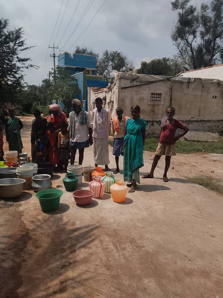 ಬಂಗಾರಪೇಟೆ ತಾಲ್ಲೂಕಿನ ಬಂಗಾನತ್ತ ಗ್ರಾಮದಲ್ಲಿ ನೀರಿಗಾಗಿ ಕಾಲಿ ಕೊಡಗಳೊಂದಿಗೆ ಟ್ಯಾಂಕ್ ಬಳಿ ಕಾಯುತ್ತಿರುವ ಗ್ರಾಮಸ್ಥರು