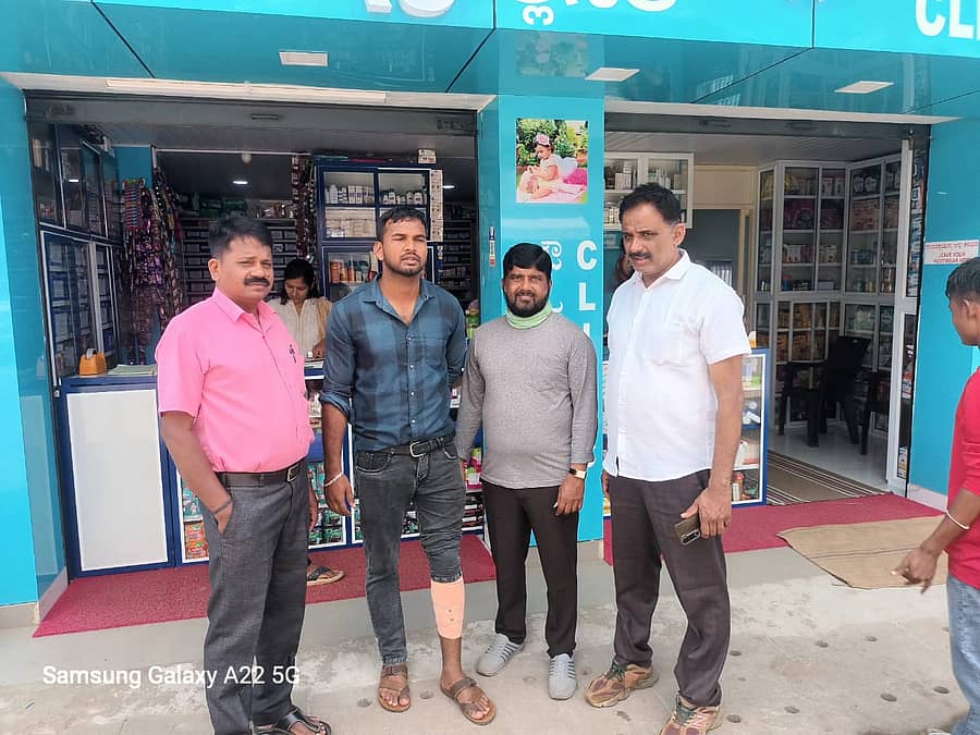 ಕಾಡಾನೆ ದಾಳಿಯಿಂದ ತಪ್ಪಿಸಿಕೊಂಡ ಗಾಯಾಳು ಶಿವರಾಮ್ ಅವರನ್ನು ಪ್ರಭುಕುಮಾರ್, ನಾಗರಾಜ್ ಭೇಟಿ ನೀಡಿದರು