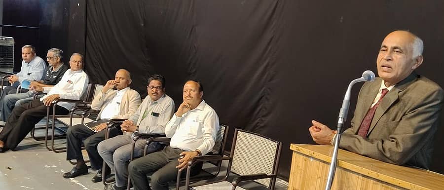 ಮಂಡ್ಯ ನಗರದ ಪಿಇಎಸ್ ಕಾಲೇಜಿನಲ್ಲಿ ನಡೆದ ತರಬೇತಿ ಕಾರ್ಯಾಗಾರದಲ್ಲಿ ಎಸ್.ಟಿ.ರಾಮಚಂದ್ರ ಅವರು ಮಾತನಾಡಿದರು