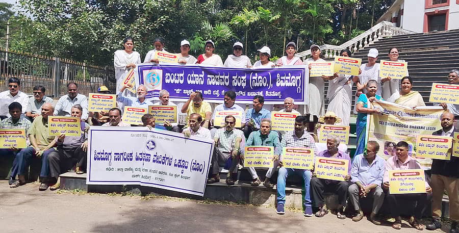 ಶಿವಮೊಗ್ಗದಲ್ಲಿ ಗುರುವಾರ ನಾಗರಿಕ ಹಿತರಕ್ಷಣಾ ವೇದಿಕೆ ಒಕ್ಕೂಟಗಳ ಸದಸ್ಯರು ಪ್ರತಿಭಟನೆ ನಡೆಸಿದರು