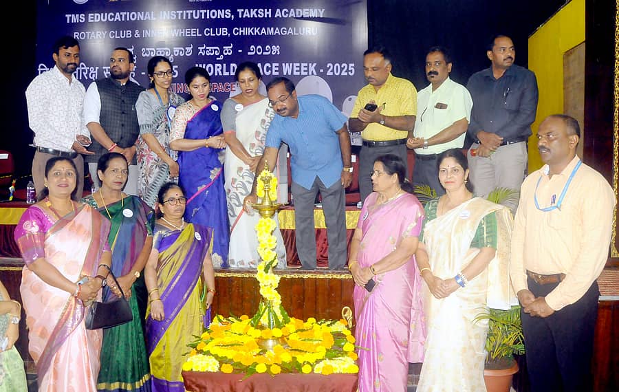 ನಗರದ ರೋಟರಿ ಸಭಾಂಗಣದಲ್ಲಿ ಗುರುವಾರ ಆಯೋಜಿಸಿದ್ದ ವಿಶ್ವ ಬಾಹ್ಯಾಕಾಶ ಸಪ್ತಾಹ ಕಾರ್ಯಕ್ರಮವನ್ನು ಅತಿಥಗಳು ಉದ್ಘಾಟಿಸಿದರು