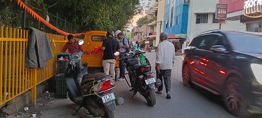 ಮಲ್ಲಸಂದ್ರದ ಪೈಪ್ಲೈನ್ ರಸ್ತೆ ಉದ್ಯಾನವನ ಪಕ್ಕದ ಪಾದಚಾರಿ ಮಾರ್ಗಕ್ಕೆ ಗ್ರಿಲ್ ಅಳವಡಿಸಿದ್ದರೂ ವ್ಯಾಪಾರ ಮಾಡಲಾಗುತ್ತಿದೆ