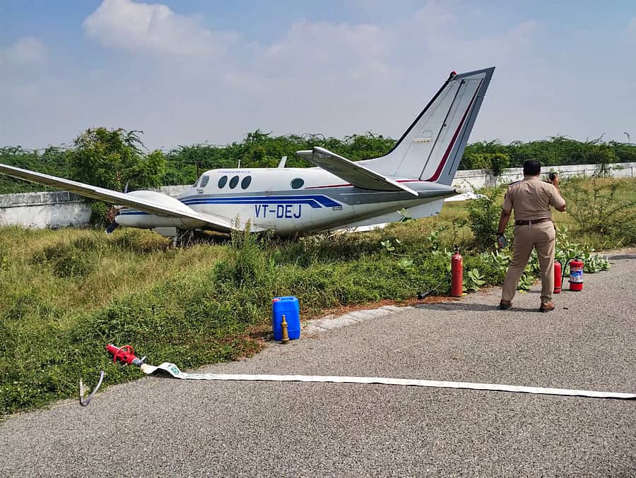 <div class="paragraphs"><p>ಮೊಹಮ್ಮದಾಬಾದ್ನಲ್ಲಿ ಮಂಗಳವಾರ ನಿಯಂತ್ರಣ ತಪ್ಪಿ ಪೊದೆಯತ್ತ ಉರುಳಿದ ವಿಮಾನ </p></div>