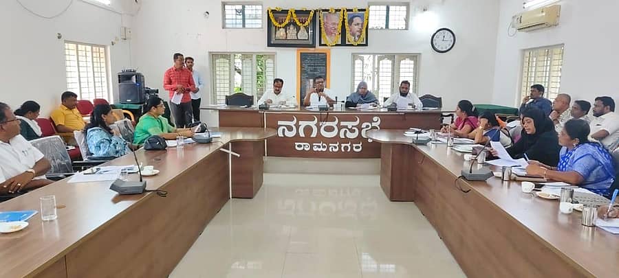 ರಾಮನಗರದ ನಗರಸಭೆ ಸಭಾಂಗಣದಲ್ಲಿ ಗುರುವಾರ ಸಾಮಾನ್ಯ ಸಭೆ ಜರುಗಿತು. ಅಧ್ಯಕ್ಷ ಕೆ. ಶೇಷಾದ್ರಿ ಶಶಿ, ಉಪಾಧ್ಯಕ್ಷೆ ಆಯಿಷಾ ಬಾನು, ಸ್ಥಾಯಿ ಸಮಿತಿ ಅಧ್ಯಕ್ಷ ಫೈರೋಜ್ ಪಾಷ, ಪೌರಾಯುಕ್ತ ಡಾ. ಜಯಣ್ಣ, ಸದಸ್ಯರು ಹಾಗೂ ಅಧಿಕಾರಿಗಳು ಇ್ದದಾರೆ