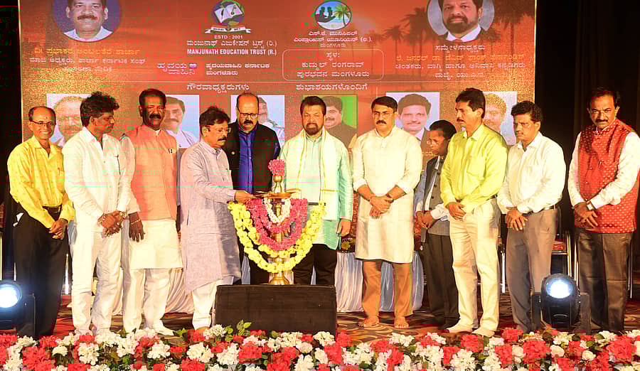 ಮಂಗಳೂರಿನಲ್ಲಿ ನಡೆದ ಅನಿವಾಸಿ ಕನ್ನಡಿಗರ ದ್ವಿತೀಯ ಸಮ್ಮೇಳನ ಹಾಗೂ ಹೊರನಾಡ ಕನ್ನಡಿಗರ ಸಮ್ಮೇಳನವನ್ನು ಬಸವರಾಜ ಗುರಿಕಾರ್ ಉದ್ಘಾಟಿಸಿದರು : ಪ್ರಜಾವಾಣಿ ಚಿತ್ರ