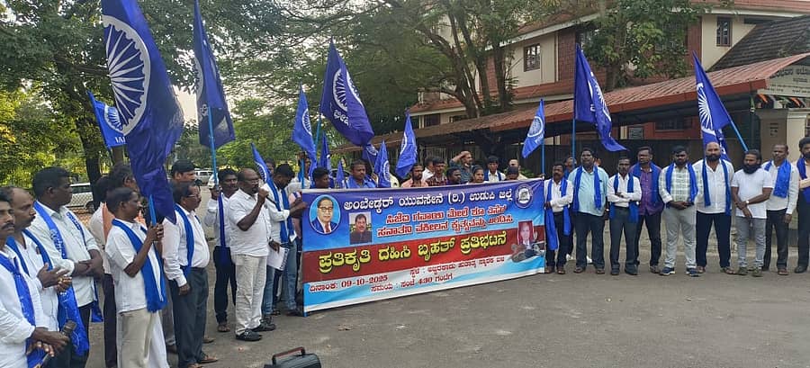 ಸುಪ್ರೀಂ ಕೋರ್ಟ್‌ ಮುಖ್ಯ ನ್ಯಾಯಮೂರ್ತಿಗೆ ಅಪಮಾನ ಮಾಡಿರುವುದನ್ನು ಖಂಡಿಸಿ ಉಡುಪಿಯಲ್ಲಿ ಪ್ರತಿಭಟನೆ ನಡೆಯಿತು