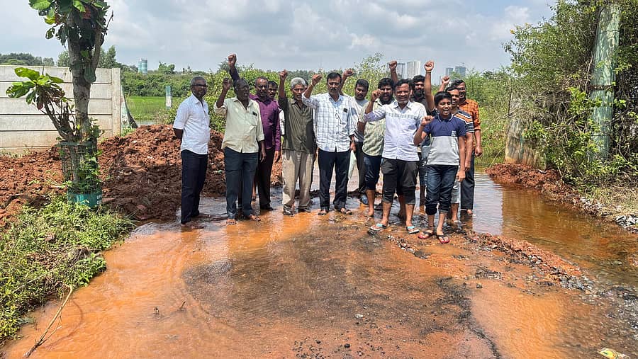 ಆನೇಕಲ್ ತಾಲ್ಲೂಕಿನ ಮಂಚನಹಳ್ಳಿ ಸಮೀಪದ ಉಪಕಾರ್ ಗ್ರೀನ್ ಬಡಾವಣೆಯ ರಸ್ತೆಗಳಿಗೆ ಸಮೀಪದ ಕೆರೆ ಕೋಡಿ ನೀರು ಹರಿವುದನ್ನು ತಡೆಯಬೇಕೆಂದು ಆಗ್ರಹಿಸಿ ನಿವಾಸಿಗಳು ಪ್ರತಿಭಟನೆ ನಡೆಸಿದರು