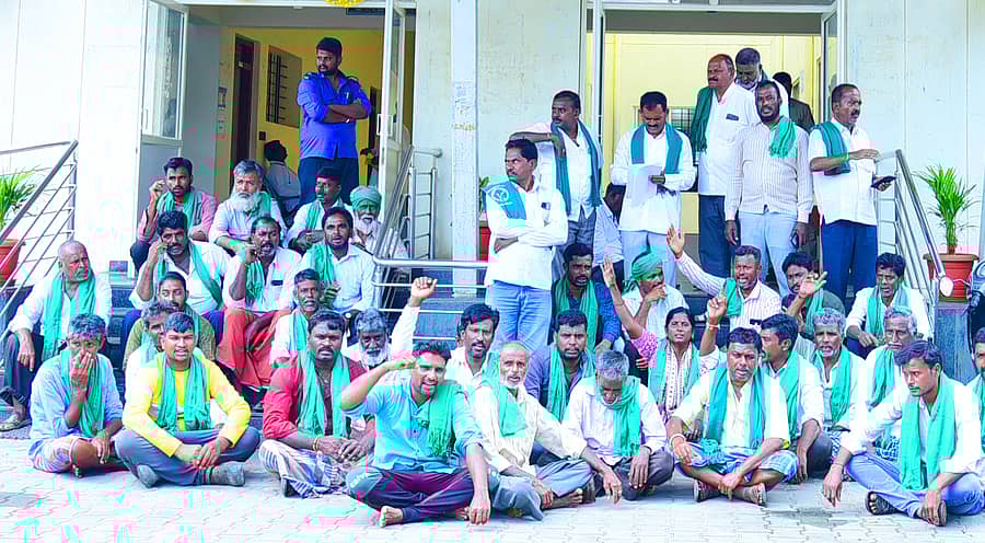 ಸಮರ್ಪಕವಾಗಿ ವಿದ್ಯುತ್‌ ಸರಬರಾಜು ಮಾಡುವಂತೆ ಒತ್ತಾಯಿಸಿ ರಾಜ್ಯ ರೈತಸಂಘದ ಸದಸ್ಯರು ಗುರುವಾರ ಬೆಸ್ಕಾಂ ಕಚೇರಿ ಎದುರು ಪ್ರತಿಭಟನೆ ಮಾಡಿದರು