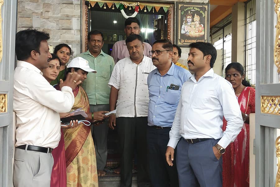 ಹೊಸಕೋಟೆ ತಾಲ್ಲೂಕಿನ ಸೂಲಿಬೆಲೆ 5ನೇ ವಾರ್ಡ್‌ನಲ್ಲಿ ಸಮೀಕ್ಷೆ ಪರಿಶೀಲಿಸಿದ ತಹಶೀಲ್ದಾರ್ ಸೊಮಶೇಖರ್