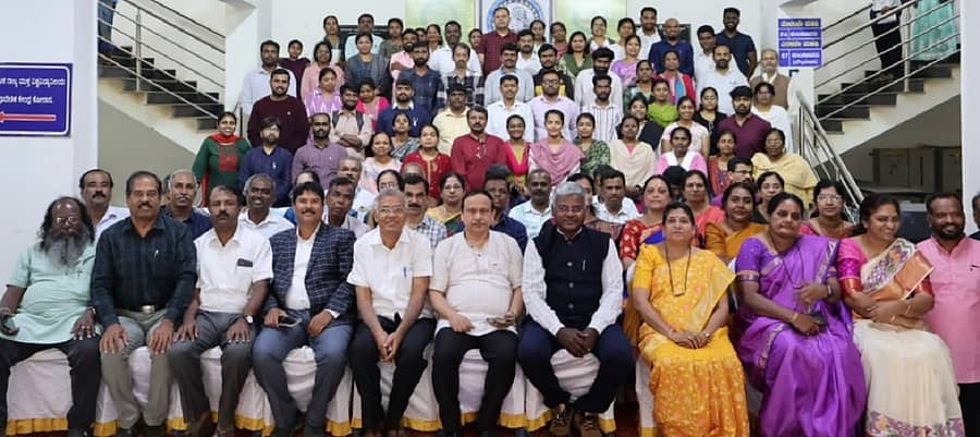 ಕೋಲಾರದ ಬೆಂಗಳೂರು ಉತ್ತರ ವಿಶ್ವವಿದ್ಯಾಲಯದ ಆಡಳಿತ ಕಚೇರಿಯಲ್ಲಿ ಸಂಶೋಧನಾ ವಿದ್ಯಾರ್ಥಿಗಳಿಗೆ ಗಣ್ಯರು ಪ್ರಮಾಣಪತ್ರ ವಿತರಿಸಿದರು
