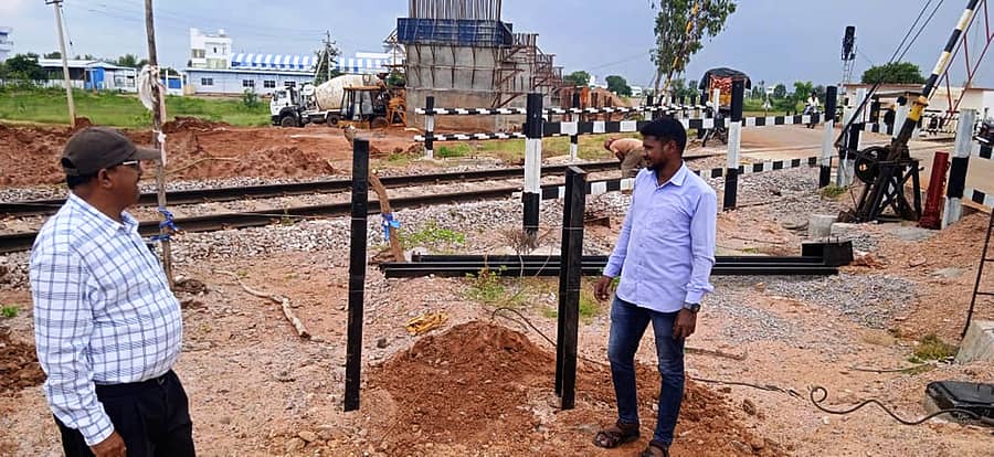 ಕುಷ್ಟಗಿ ಕೊಪ್ಪಳ ರಸ್ತೆಯಲ್ಲಿನ ರೈಲ್ವೆ ಮೇಲ್ಸೇತುವೆ ನಿರ್ಮಾಣ ಕಾಮಗಾರಿಯನ್ನು ರೈಲ್ವೆ ಎಇಇ ಅಶೋಕ ಮುದಗೌಡರ ಪರಿಶೀಲಿಸಿದರು 
