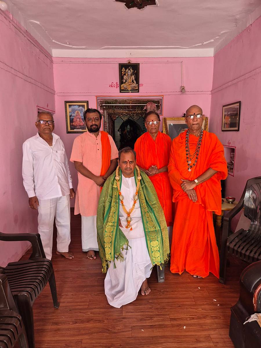 ಶಹಾಪುರದಲ್ಲಿ ಗುರುವಾರ ರಾಜ್ಯ ಮದ್ಯಪಾನ ಸಂಯಮ ಮಂಡಳಿ ಅಧ್ಯಕ್ಷ ಶರಣಪ್ಪ ಸಲಾದಪುರ ಅವರನ್ನು ಮಠಾಧೀಶರು ಸನ್ಮಾನಿಸಿದರು