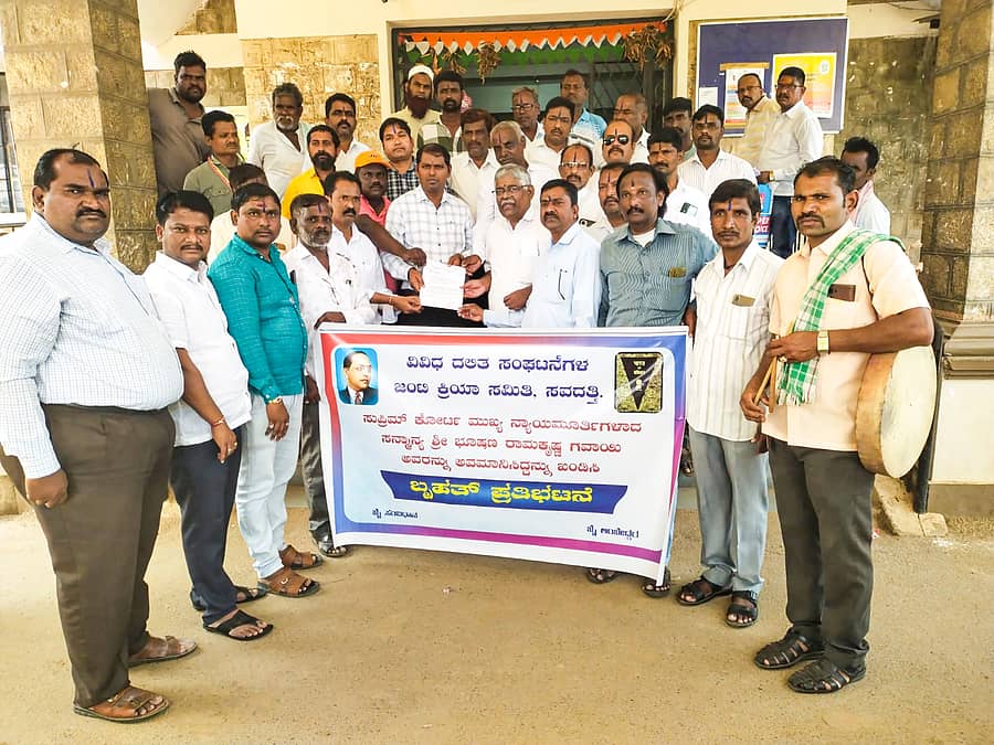 10-ಸವದತ್ತಿ-01: ಸಿಜೆಐ ಮೇಲೆ ಚಪ್ಪಲಿ ಪ್ರಕರಣ ಖಂಡಿಸಿ ವಿವಿಧ ದಲಿತ ಸಂಘಟನೆಗಳ ಜಂಟಿ ಕ್ರಿಯಾ ಹೋರಾಟ ಸಮಿತಿಯಿಂದ ತಹಶೀಲ್ದಾರ ಎಮ್.ಎನ್. ಹೆಗ್ಗಣ್ಣವರರಿಗೆ ಮನವಿ ಸಲ್ಲಿಸಲಾಯಿತು.
