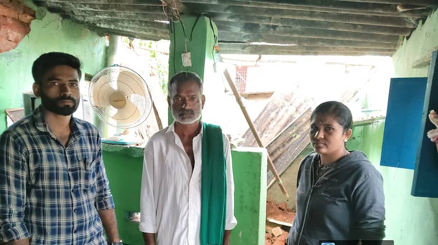 ಹರಪನಹಳ್ಳಿ ತಾಲ್ಲೂಕು ಚೆನ್ನಾಪುರ ತಾಂಡದಲ್ಲಿ ಸಾಕಿಬಾಯಿ ಅವರ ಮನೆ ಬಿದ್ದಿರುವುದನ್ನು ಕಂದಾಯ ಇಲಾಖೆ ಅಧಿಕಾರಿಗಳು ಪರಿಶೀಲಿಸಿದರು