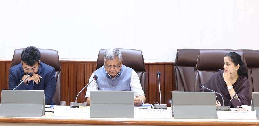 ಬೆಳಗಾವಿಯಲ್ಲಿ ಶುಕ್ರವಾರ ನಡೆದ ‘ದಿಶಾ’ ಸಭೆಯಲ್ಲಿ ಸಂಸದರಾದ ಜಗದೀಶ ಶೆಟ್ಟರ್‌, ಪ್ರಿಯಾಂಕಾ ಜಾರಕಿಹೊಳಿ ಹಾಗೂ ಸಿಇಒ ರಾಹುಲ್‌ ಶಿಂಧೆ ಅವರು ದಾಖಲೆಗಳನ್ನು ಪರಿಶೀಲಿಸಿದರು