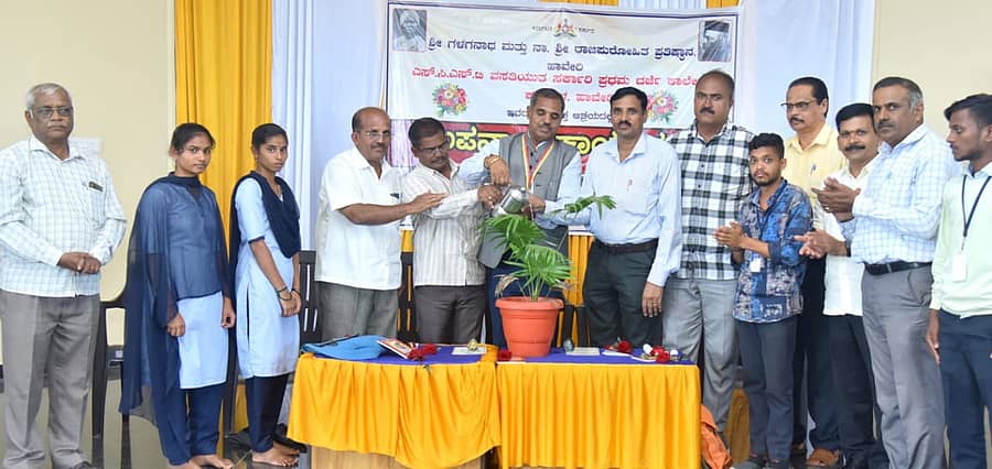 ಹಾವೇರಿ ತಾಲ್ಲೂಕಿನ ಕಳ್ಳಿಹಾಳದಲ್ಲಿರುವ ಎಸ್.ಸಿ.–ಎಸ್.ಟಿ ವಸತಿಯುತ ಪ್ರಥಮ ದರ್ಜೆ ಕಾಲೇಜಿನಲ್ಲಿ ಗುರುವಾರ ಏರ್ಪಡಿಸಿದ್ದ ಉಪನ್ಯಾಸ ಕಾರ್ಯಕ್ರಮವನ್ನು ಪ್ರಾಂಶುಪಾಲ ಡಿ.ಟಿ. ಪಾಟೀಲ ಉದ್ಘಾಟಿಸಿದರು