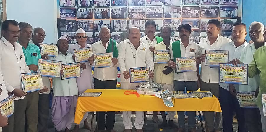 ಮುಂಡರಗಿಯ ರೈಲು ಮಾರ್ಗ ಹೋರಾಟ ಸಮಿತಿಯ ನೂತನ ಕಾರ್ಯಾಲಯದಲ್ಲಿ ಗದಗ-ಮುಂಡರಗಿ-ಹರಪನಹಳ್ಳಿ ನೂತನ ರೈಲು ಮಾರ್ಗ ಹೋರಾಟದ ಕರಪತ್ರಗಳನ್ನು ಮುಖಂಡರು ಬಿಡುಗಡೆಗೊಳಿಸಿದರು