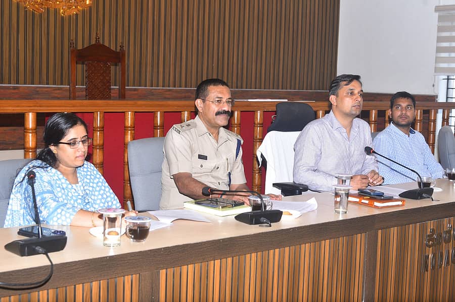 ಸಭೆಯಲ್ಲಿ ಜಿಲ್ಲಾಧಿಕಾರಿ ವೆಂಕಟ್ ರಾಜಾ ಮಾತನಾಡಿದರು