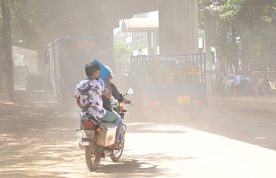 ಹುಬ್ಬಳ್ಳಿಯ ಹೊಸೂರ ಕ್ರಾಸ್‌ನಿಂದ ಇಂದಿರಾಗಾಜಿನ ಮನೆ ಉದ್ಯಾನದವರೆಗೂ ದಿನವಿಡೀ ಧೂಳು ಹಾರಾಡುತ್ತಿದ್ದು, ಸಣ್ಣ ವಾಹನ ಸವಾರರು, ಪಾದಚಾರಿಗಳು ತೊಂದರೆ ಅನುಭವಿಸುತ್ತಿದ್ದಾರೆ
ಪ್ರಜಾವಾಣಿ ಚಿತ್ರ/ ಗೋವಿಂದರಾಜ ಜವಳಿ