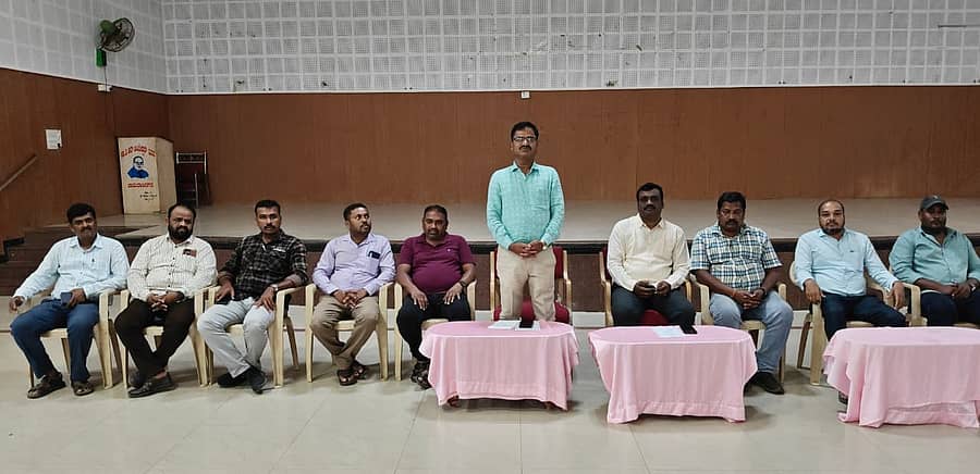 ಪರಿಶಿಷ್ಟ ಜಾತಿ ನೌಕರರ ಕ್ಷೇಮಾಭಿವೃದ್ಧಿ ಸಂಘದ ಸಭೆಯಲ್ಲಿ ಪದಾಧಿಕಾರಿಗಳು ಭಾಗವಹಿಸಿದ್ದರು
