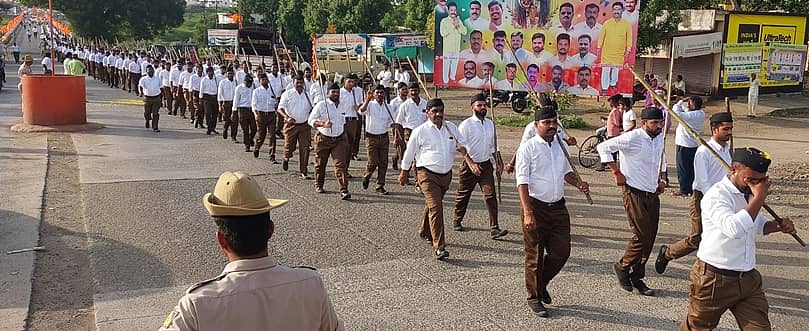 ಚಡಚಣ ಪಟ್ಟಣದಲ್ಲಿ  ರಾಷ್ಟ್ರೀಯ ಸ್ವಯಂ ಸೇವಕ ಸಂಘದ ಗಣವೇಷಧಾರಿಗಳಿಂದ ಶುಕ್ರವಾರ ಆಕರ್ಷಕ ಪಥ ಸಂಚಲನ ಜರುಗಿತು