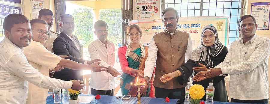 10ಎಸ್ಎಚ್ಪಿ 1: ಶಹಾಪುರ ತಾಲ್ಲೂಕಿನ ದೋರನಹಳ್ಳಿ ಗ್ರಾಮದ ಸಮುದಾಯ ಆರೋಗ್ಯ ಕೇಂದ್ರದಲ್ಲಿ ಶುಕ್ರವಾರ ಕಾನೂನು ಅರಿವು ನೆರವು ಕಾರ್ಯಕ್ರಮವನ್ನು ವಕೀಲರ ಸಂಘದ ಅಧ್ಯಕ್ಷ ವಾಸುದೇವ ಕಟ್ಟಿಮನಿ ಉದ್ಘಾಟಿಸಿದರು