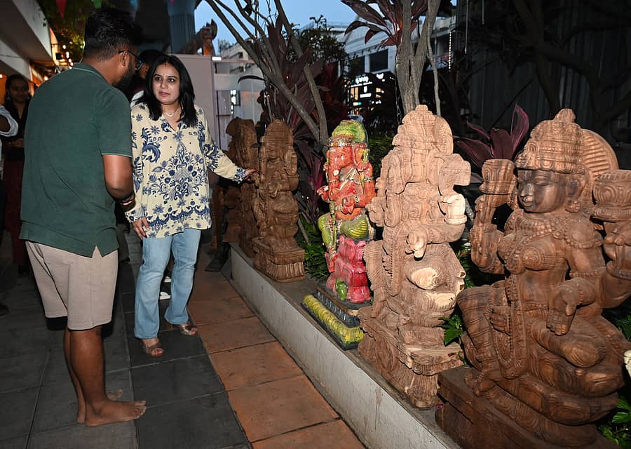 <div class="paragraphs"><p>ನಗರದ ಎಂ.ಜಿ. ರಸ್ತೆಯಲ್ಲಿರುವ&nbsp;ರಂಗೋಲಿ ಮೆಟ್ರೊ ಆರ್ಟ್ ಸೆಂಟರ್‌ನಲ್ಲಿ ಶುಕ್ರವಾರ ಆರಂಭಗೊಂಡಿರುವ ‘ಇಂಡಿಯನ್ ಆರ್ಟಿಸನ್ಸ್ ಹಾಟ್’ ಪ್ರದರ್ಶನದಲ್ಲಿ ಪೂಜಾ ಗಾಂಧಿ ಕಲಾಕೃತಿಗಳ ವಿವರ ಪಡೆದರು.</p></div>