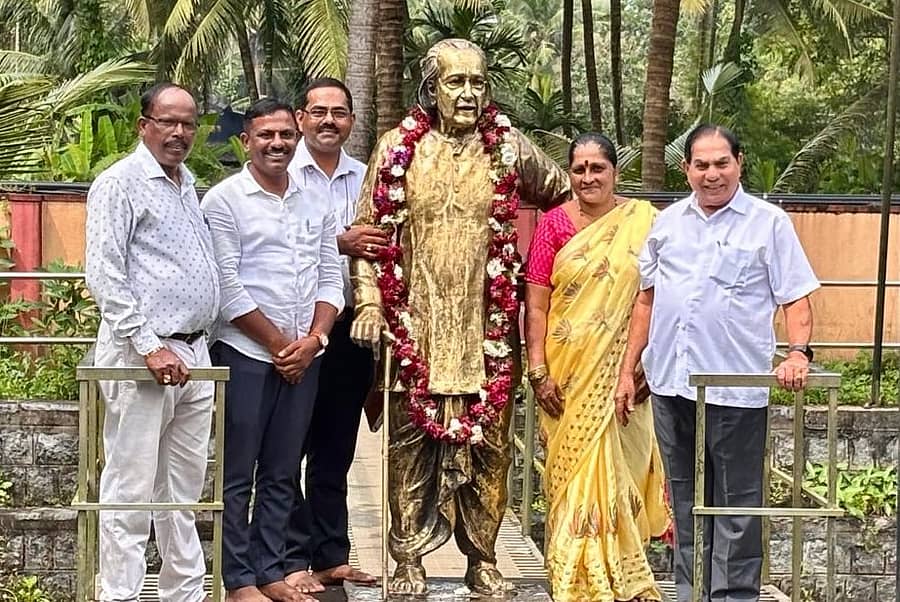ಕೋಟ ಕಾರಂತ ಥೀಂ ಪಾರ್ಕಿನಲ್ಲಿ ಡಾ. ಶಿವರಾಮ ಕಾರಂತರ 123ನೇ ಜನ್ಮದಿನೋತ್ಸವವನ್ನು ಶುಕ್ರವಾರ ಸರಳವಾಗಿ ಆಚರಿಸಲಾಯಿತು.