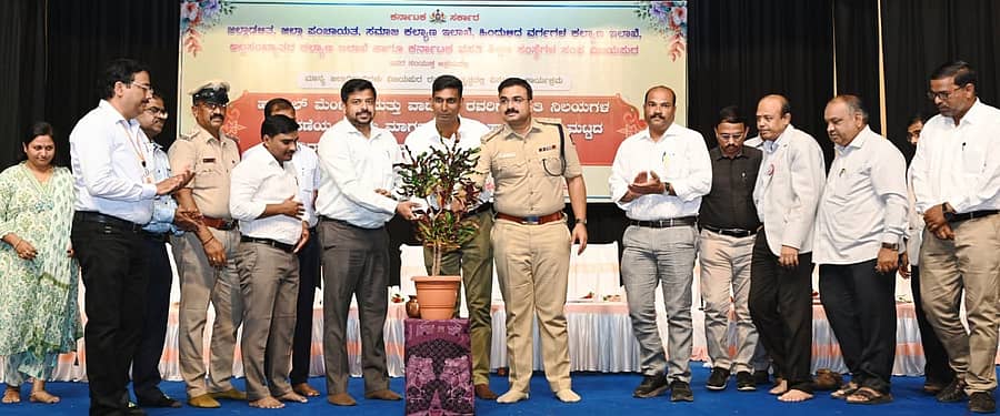<div class="paragraphs"><p>ವಿಜಯಪುರ ನಗರದಲ್ಲಿ ಶುಕ್ರವಾರ ಹಾಸ್ಟೇಲ್ ಮೆಂಟರ್ ಮತ್ತು ವಾರ್ಡನ್ ಗಳಿಗೆ ವಸತಿ ನಿಲಯಗಳ ನಿರ್ವಹಣೆಯ ಕುರಿತು ಮಾರ್ಗದರ್ಶಿ ಸಭೆ ಹಾಗೂ ಜಿಲ್ಲಾ ಮಟ್ಟದ ವಿದ್ಯಾರ್ಥಿಗಳ ಸುರಕ್ಷಾ ಮೇಲುಸ್ತುವಾರಿ ಸಮಿತಿ ಸಭೆಯನ್ನು ಜಿಲ್ಲಾ ಪಂಚಾಯಿತಿ</p></div>