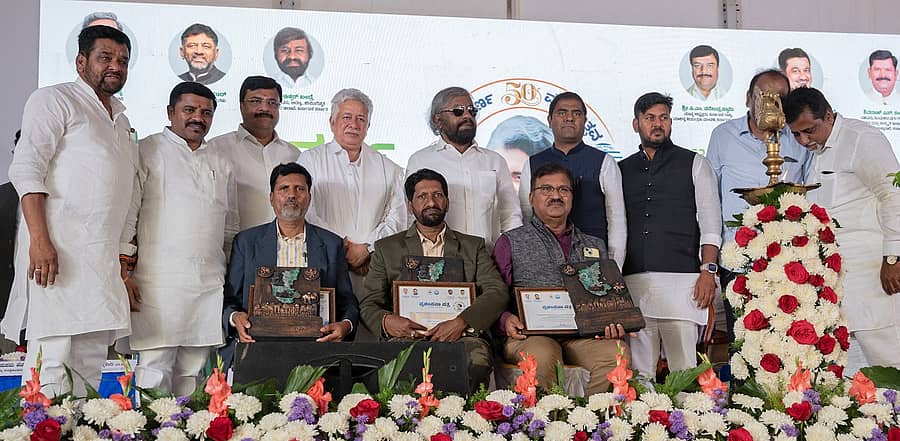 ಹೊಸಪೇಟೆಯಲ್ಲಿ ಶುಕ್ರವಾರ ನಡೆದ ಕರ್ನಾಟಕ ಮಾಲಿನ್ಯ ನಿಯಂತ್ರಣ ಮಂಡಳಿಯ ಸುವರ್ಣ ಮಹೋತ್ಸವ ಕಾರ್ಯಕ್ರಮದಲ್ಲಿ ಪರಿಸರ ಸಂರಕ್ಷಣೆಯಲ್ಲಿ ಗಣನೀಯ ಪಾತ್ರ ವಹಿಸಿದ ಕುಂಚೂರು ಕಲೀಂ, ವೇಣುಗೋಪಾಲ ನಾಯ್ಡು ಮತ್ತು ಸಮದ್ ಕೊಟ್ಟೂರು ಅವರನ್ನು ಸನ್ಮಾನಿಸಲಾಯಿತು