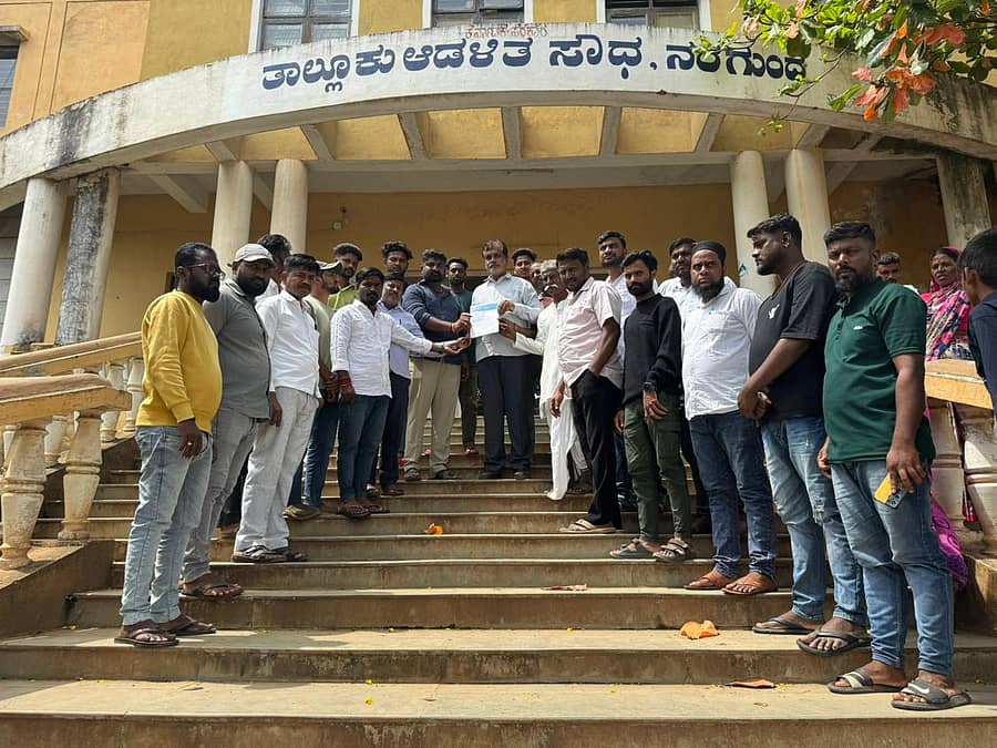 ಸುಪ್ರೀಂಕೋರ್ಟ್ ನ್ಯಾಯಾಧೀಶ ಬಿ.ಆರ್.ಗವಾಯಿವರ ಮೇಲೆ ಅಲ್ಲಿನ ಹಿರಿಯರ ವಕೀಲರಿಂದ ನಡೆದ ಹಲ್ಲೆ ಖಂಡಿಸಿ ನರಗುಂದ ದಲ್ಲಿ . ದಲಿತ ಪರ, ಕನ್ನಡ ಪರ ಹಾಗೂ ವಿವಿಧ ಸಂಘಟನೆಗಳ ಒಕ್ಕೂಟದಿಂದ ತಹಶೀಲ್ದಾರ ಮೂಲಕ ರಾಷ್ಟ್ರಪತಿಗಳಿಗೆ ಮನವಿ ಸಲ್ಲಿಸಲಾಯಿತು.