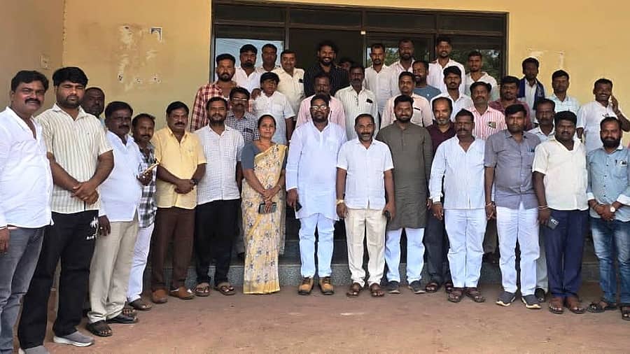 ದೇವರಹಿಪ್ಪರಗಿ ತಾಲ್ಲೂಕು ಸಮಾನ ಮನಸ್ಕರ ಒಕ್ಕೂಟ ಸದಸ್ಯರು ಮುಖ್ಯ ನ್ಯಾಯಾಮೂರ್ತಿ ಬಿ.ಆರ್. ಗವಾಯಿ ಮೇಲೆ ಶೂ ಎಸೆತ ಪ್ರಕರಣ ಖಂಡಿಸಿ ಇದೇ ದಿ: 13 ರಂದು ಹಮ್ಮಿಕೊಳ್ಳಲಾಗುತ್ತಿರುವ  ಪ್ರತಿಭಟನಾ ಮೆರವಣಿಗೆಯ ಪೂರ್ವಭಾವಿ ಸಭೆಯಲ್ಲಿ ಪಾಲ್ಗೊಂಡರು.