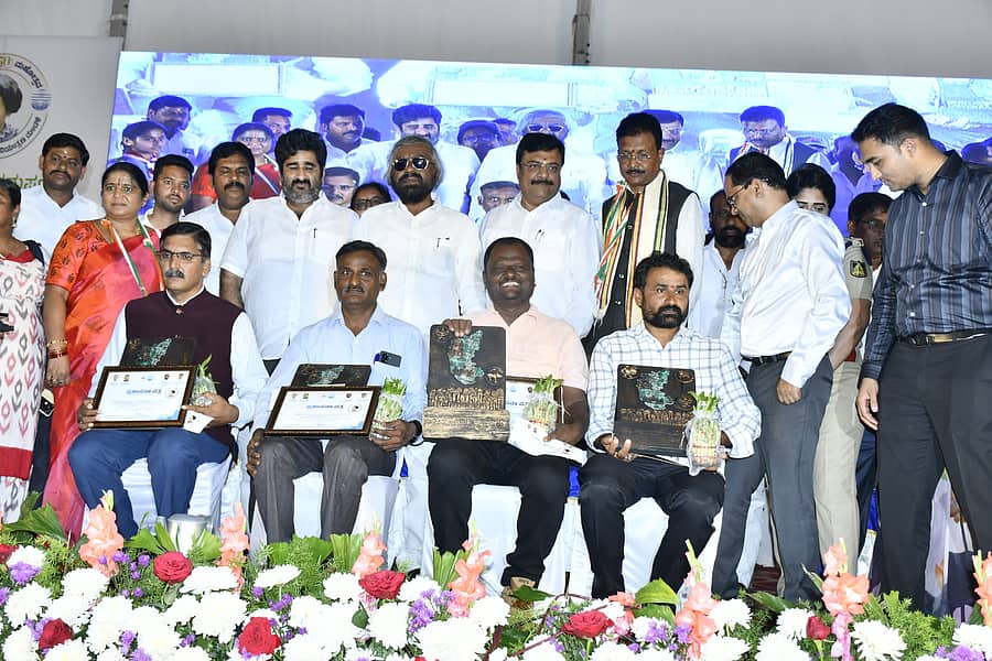 ಬಳ್ಳಾರಿಯಲ್ಲಿ ಶುಕ್ರವಾರ ನಡೆದ ಕೆಎಸ್‌ಪಿಸಿಬಿ ಸುವರ್ಣಮಹೋತ್ಸವದಲ್ಲಿ ಸಂಡೂರಿನ ಪರಿಸರ ಹೋರಾಟಗಾರರನ್ನು ಗೌರವಿಸಲಾಯಿತು