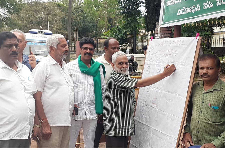 ಸಾಗರದಲ್ಲಿ ನಡೆಯುತ್ತಿರುವ ಅನಿರ್ಧಿಷ್ಠಾವಧಿ ಧರಣಿ ಸತ್ಯಾಗ್ರಹಕ್ಕೆ ಶುಕ್ರವಾರ ಬೆಂಬಲ ಸೂಚಿಸಿದ ರಂಗಕರ್ಮಿ ಕೆ.ವಿ.ಅಕ್ಷರ, ಸಹಿ ಸಂಗ್ರಹ ಅಭಿಯಾನದಲ್ಲಿ ಪಾಲ್ಗೊಂಡರು