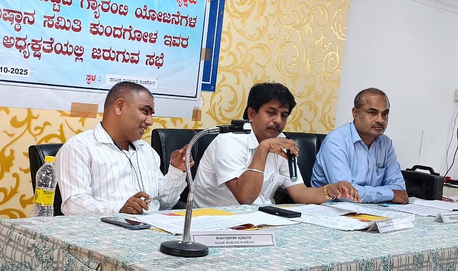 ಕುಂದಗೋಳ ತಾಲ್ಲೂಕು ಪಂಚಾಯಿತಿ ಸಭಾಭವನದಲ್ಲಿ ಪಂಚ ಗ್ಯಾರಂಟಿ ಯೋಜನೆಗಳ ಪ್ರಗತಿ ಪರಿಶಿಲನಾ ಸಭೆಯಲ್ಲಿ  ಸಮಿತಿ ಅಧ್ಯಕ್ಷ ಸತೀಶ ಕೊಬ್ಬಯ್ಯನವರ ಮಾತನಾಡಿದರು