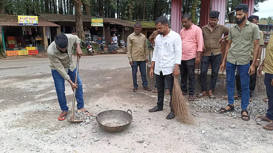 ಹೆಬ್ರಿಯ ಪ್ರಮುಖ ರಸ್ತೆಗಳಲ್ಲಿನ ಹೊಂಡ– ಗುಂಡಿ ಶೀಘ್ರ ದುರಸ್ತಿಗೊಳಿಸಲು ಆಗ್ರಹಿಸಿ ಕುಚ್ಚೂರು ಶ್ರೀಕಾಂತ್‌ ಪೂಜಾರಿ ನೇತೃತ್ವದಲ್ಲಿ ಸಾರ್ವಜನಿಕರು ಪ್ರತಿಭಟನೆ ನಡೆಸಿದರು