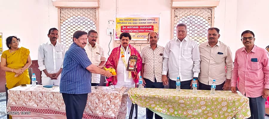 ಬೀಳಗಿಯಲ್ಲಿ ತಾಲ್ಲೂಕು ಬ್ರಾಹ್ಮಣ ಮಹಾಸಭಾದ ವತಿಯಿಂದ ಶುಕ್ರವಾರ ಬ್ರಾಹ್ಮಣ ಅಭಿವೃದ್ಧಿ ನಿಗಮದ ಅಧ್ಯಕ್ಷ ಅಸಗೂಡು ಜಯಸಿಂಹ ಅವರನ್ನು ಸನ್ಮಾನಿಸಲಾಯಿತು