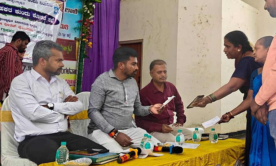 ದೊಡ್ಡಬಳ್ಳಾಪುರದ ಅಂಬೇಡ್ಕರ್‌ ಭವನದಲ್ಲಿ ಶಾಸಕ ಧೀರಜ್‌ ಮುನಿರಾಜ್‌ ಅಧ್ಯಕ್ಷತೆಯಲ್ಲಿ ಬೆಸ್ಕಾಂ ಕುಂದು ಕೊರತೆ ಸಭೆ ನಡೆಯಿತು