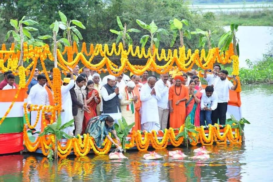 ರಟ್ಟೀಹಳ್ಳಿ ತಾಲ್ಲೂಕಿನ ಮದಗ– ಮಾಸೂರು ಕೆರೆಗೆ ಶುಕ್ರವಾರ ಸಚಿವ ಎಚ್.ಕೆ.ಪಾಟೀಲ ಬಾಗಿನ ಅರ್ಪಿಸಿದರು