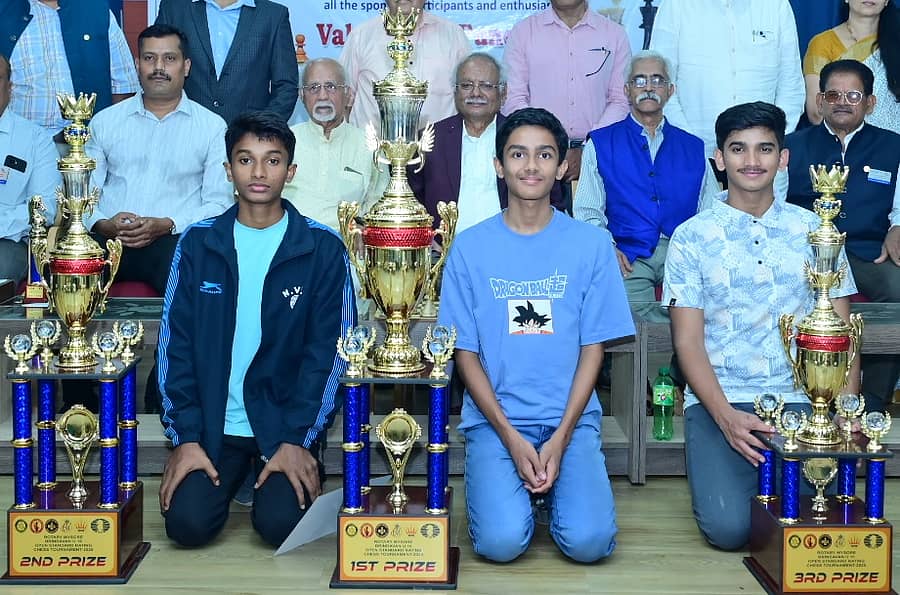 ಮೈಸೂರಿನಲ್ಲಿ ನಡೆದ ‘ರೋಟರಿ ಬೃಂದಾವನ 16 ವರ್ಷದೊಳಗಿನವರ ಮುಕ್ತ ರೇಟಿಂಗ್‌ ಚೆಸ್ ಟೂರ್ನಿ’ಯಲ್ಲಿ ಪ್ರಶಸ್ತಿ ಜಯಿಸಿದ ನಿವಾನ್‌ ರಾಘವೇಂದ್ರ (ಮಧ್ಯ), ಯು.ಡಿ. ಆಕಾಂಕ್ಷ್‌ ಹಾಗೂ ಎಸ್‌.ವಿಶ್ವಜಿತ್‌ 