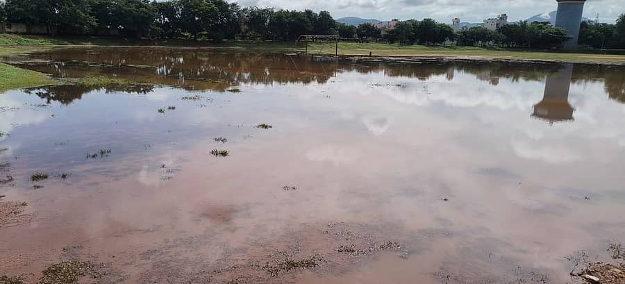 ನೀರಿನಿಂದ ಜಲಾವೃತವಾಗಿರುವ ಮಹದೇಶ್ವರ ಕ್ರೀಡಾಂಗಣ