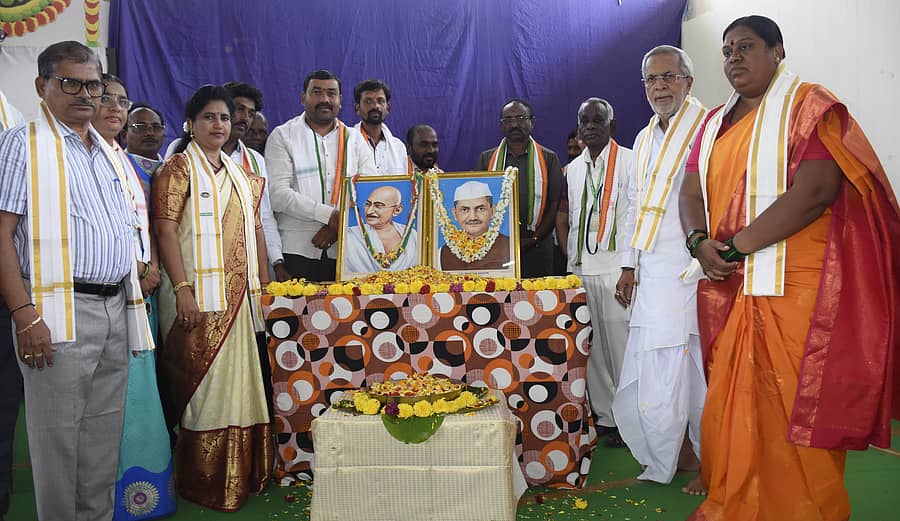 ಯಾದಗಿರಿಯಲ್ಲಿ ಶುಕ್ರವಾರ ನಡೆದ ಗಾಂಧಿಸ್ಮೃತಿ, ಜನಜಾಗೃತಿ ಜಾಥಾ ಮತ್ತು ಸಮಾವೇಶದಲ್ಲಿ ಮಹಾತ್ಮ ಗಾಂಧೀಜಿ ಹಾಗೂ ಲಾಲ್ ಬಹದ್ದೂರ್ ಶಾಸ್ತ್ರಿ ಅವರ ಭಾವಚಿತ್ರಕ್ಕೆ ಗಣ್ಯರು ಪುಷ್ಪಾರ್ಚನೆ ಮಾಡಿದರು  