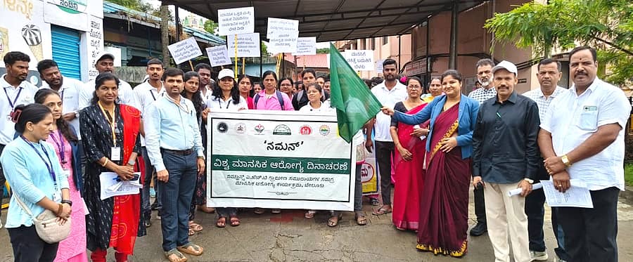 ಬೇಲೂರು ತಾಲ್ಲೂಕು ಆರೋಗ್ಯಾಧಿಕಾರಿ ಕಚೇರಿಯಿಂದ ವಿಶ್ವ ಮಾನಸಿಕ ಆರೋಗ್ಯ ದಿನಾಚರಣೆ ಅಂಗವಾಗಿ ಆಯೋಜಿಸಿದ್ದ ಜಾಗೃತಿ ಜಾಥಾಕ್ಕೆ ಹೆಚ್ಚುವರಿ ಸಿವಿಲ್ ನ್ಯಾಯಾಧೀಶೆ ಎ.ಎಸ್. ಸಲ್ಮಾ ಚಾಲನೆ ನೀಡಿದರು. ತಾಲ್ಲೂಕು ವೈದ್ಯಾಧಿಕಾರಿ ಡಾ. ವಿಜಯ್, ಮನೋವೈದ್ಯಾಧಿಕಾರಿ ಡಾ. ಸುಮನಾ ಇದ್ದಾರೆ 