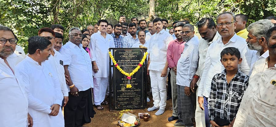 ಸುರಪುರ ಶಾಸಕ ರಾಜಾ ವೇಣುಗೋಪಾಲ ನಾಯಕ ಅವರು ಇಂದಿರಾ ಕ್ಯಾಂಟೀನ್ಗೆ ಭೂಮಿ ಪೂಜೆ ನೆರವೇರಿಸಿದರು