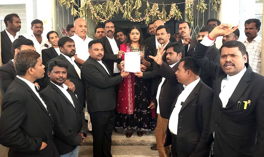 ಬಾಗೇಪಲ್ಲಿ ತಾಲ್ಲೂಕು ಕಚೇರಿ ಮುಂದೆ ತಹಶೀಲ್ದಾರ್ ಮನೀಷಾ ಎನ್.ಪತ್ರಿಗೆ ವಕೀಲರು ಮನವಿ ಸಲ್ಲಿಸಿದರು