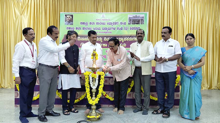 ಶಿವಮೊಗ್ಗದಲ್ಲಿ ಶುಕ್ರವಾರ ಸಹ್ಯಾದ್ರಿ ಕಾಲೇಜಿನ ಸಭಾಂಗಣದಲ್ಲಿ ಆಯೋಜಿಸಿದ್ದ ಶಿಕ್ಷಕರ ದಿನಾಚರಣೆ ಮತ್ತು ನಿವೃತ್ತ ಪ್ರಾಧ್ಯಾಪಕರಿಗೆ ಗೌರವ ಸಮರ್ಪಣಾ ಕಾರ್ಯಕ್ರಮವನ್ನು ಪ್ರೊ.ರಾಜೇಂದ್ರ ಚೆನ್ನಿ ಉದ್ಘಾಟಿಸಿದರು