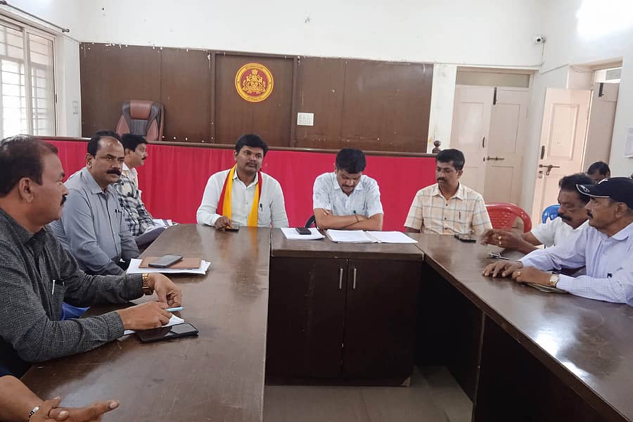ಚನ್ನಗಿರಿಯ ತಾಲ್ಲೂಕು ಕಚೇರಿ ಸಭಾಂಗಣದಲ್ಲಿ ಶುಕ್ರವಾರ ಕರ್ನಾಟಕ ರಾಜ್ಯೋತ್ಸವದ ಅಂಗವಾಗಿ ನಡೆದ ಪೂರ್ವಭಾವಿ ಸಭೆಯಲ್ಲಿ ತಹಶೀಲ್ದಾರ್ ಎನ್.ಜೆ. ನಾಗರಾಜ್ ಮಾತನಾಡಿದರು