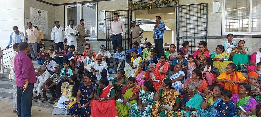 ಕೆಜಿಎಫ್ ತಾಲ್ಲೂಕು ಆಡಳಿತ ಸೌಧದ ಮುಂಭಾಗ ಅಂಬೇಡ್ಕರ್ ಸಮತಾದಳದ ಕಾರ್ಯಕರ್ತರು ಬುಧವಾರ ಪ್ರತಿಭಟನೆ ನಡೆಸಿದರು